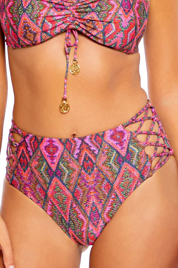 Luli Fama Vamos A Cabos HIGH RISE FULL BOTTOM